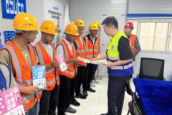 西安:建设工地上的儿童节 西安:建设工地上的儿童节