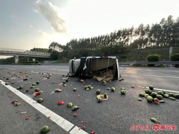 热“爆”了！货车高速路爆胎侧翻，一车西瓜都摔坏了