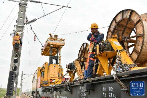 太锡铁路内蒙古段架线忙