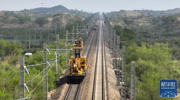 太锡铁路内蒙古段架线忙