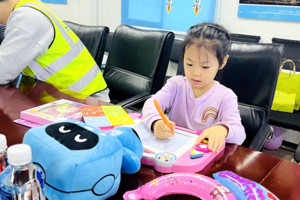 西安:建设工地上的儿童节 西安:建设工地上的儿童节