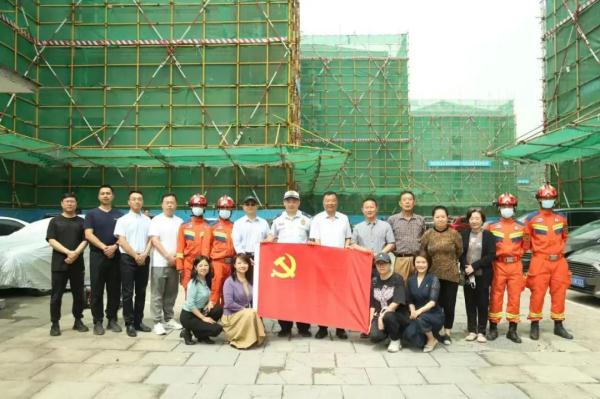 区重大项目中心开展云景里旧改外窗护栏拆除主题党日活动 区重大项目中心开展云景里旧改外窗护栏拆除主题党日活动