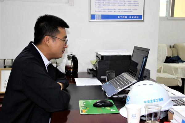 西安:建设工地上的儿童节 西安:建设工地上的儿童节