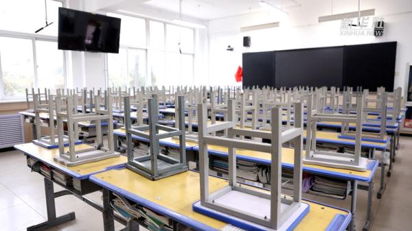 统一高度的课桌椅能否适应差异化的中小学生身高？