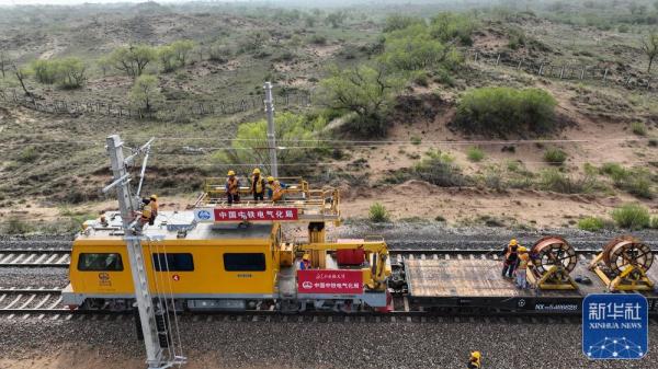 太锡铁路内蒙古段架线忙