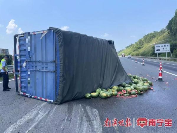 热“爆”了！货车高速路爆胎侧翻，一车西瓜都摔坏了