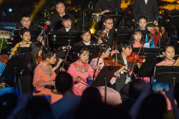 江畔露天音乐会奏响山城 江畔露天音乐会奏响山城