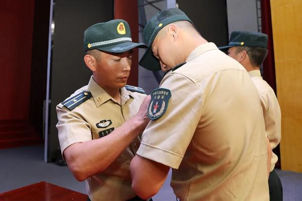 授予勋表略章仪式，开始！