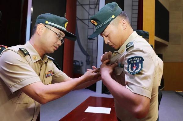 授予勋表略章仪式，开始！