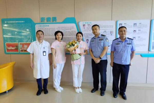 女护士跪到膝盖发紫！厦门警方确认：见义勇为！