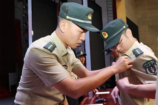 授予勋表略章仪式，开始！