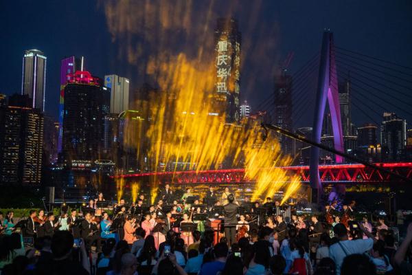 江畔露天音乐会奏响山城 江畔露天音乐会奏响山城