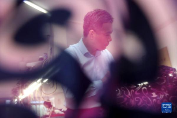“龙凤旗袍”技艺：指尖艺术的传承