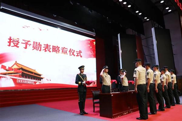 授予勋表略章仪式，开始！