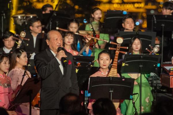 江畔露天音乐会奏响山城 江畔露天音乐会奏响山城