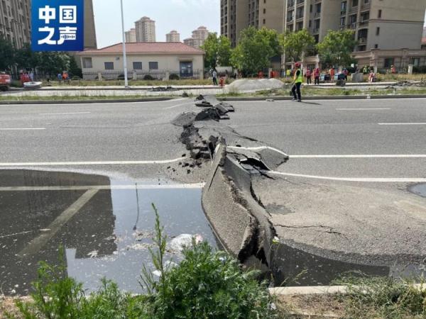 路面隆起、草地开裂、楼体受损……天津一小区近3000住户撤离
