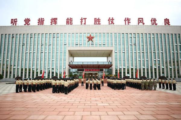 授予勋表略章仪式，开始！