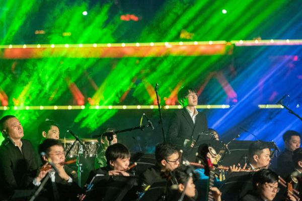 江畔露天音乐会奏响山城 江畔露天音乐会奏响山城