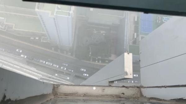 男子悬挂在35楼窗外，安全绳紧紧勒住脖子！青岛这9人出手了……