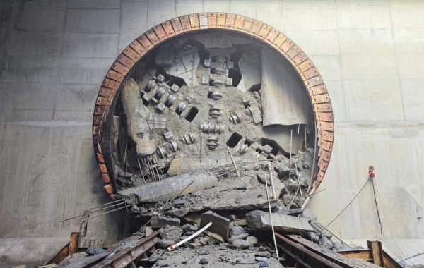 深圳市16号线地下综合管廊盾构贯通