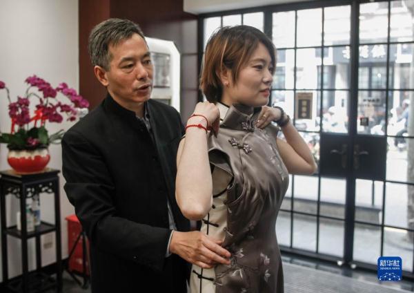 “龙凤旗袍”技艺：指尖艺术的传承