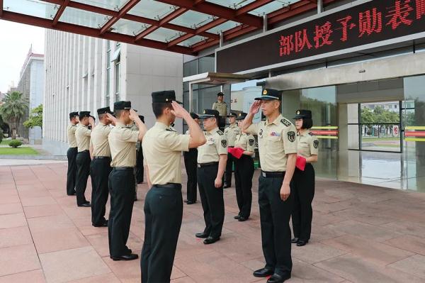 授予勋表略章仪式，开始！