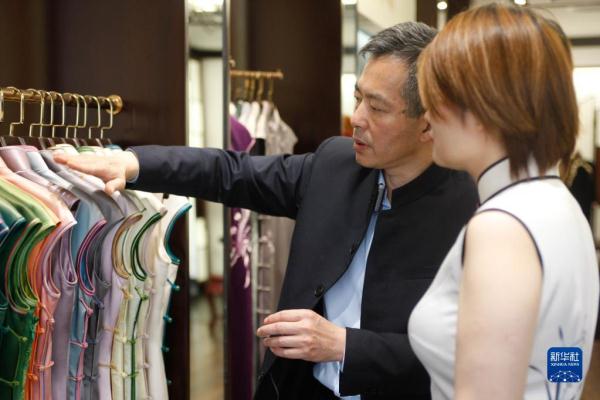 “龙凤旗袍”技艺：指尖艺术的传承