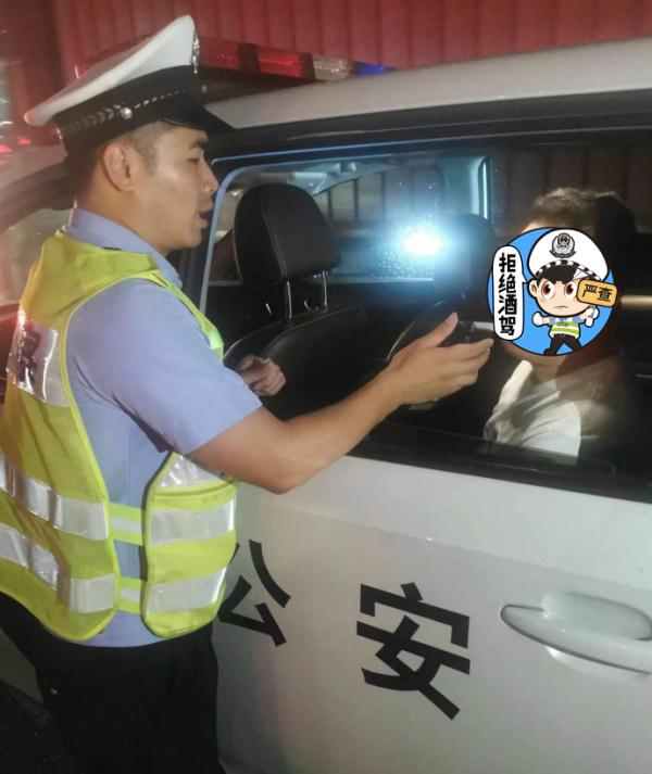 路遇查酒驾，他佯装“路人”现场狂喝酸奶！交警：这招不好使！