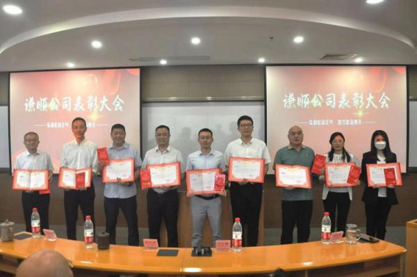 男子悬挂在35楼窗外，安全绳紧紧勒住脖子！青岛这9人出手了……