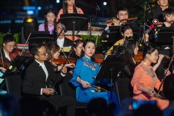 江畔露天音乐会奏响山城 江畔露天音乐会奏响山城