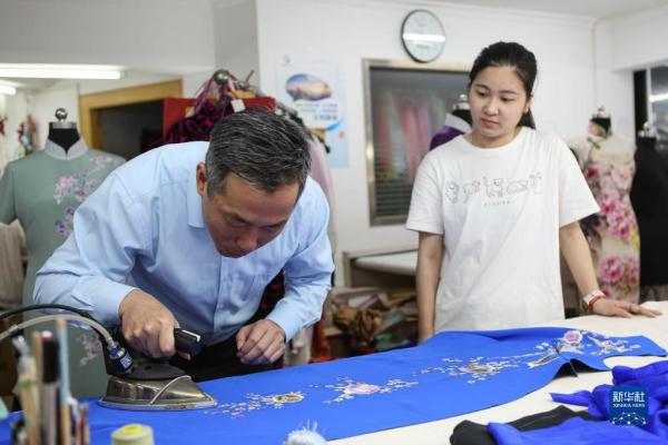 “龙凤旗袍”技艺：指尖艺术的传承