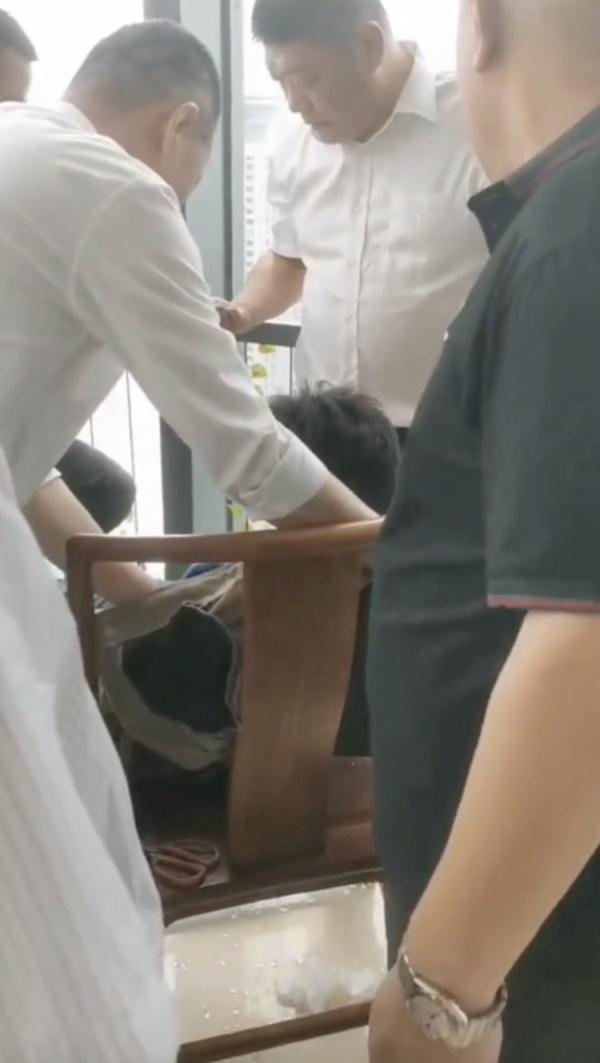 男子悬挂在35楼窗外，安全绳紧紧勒住脖子！青岛这9人出手了……