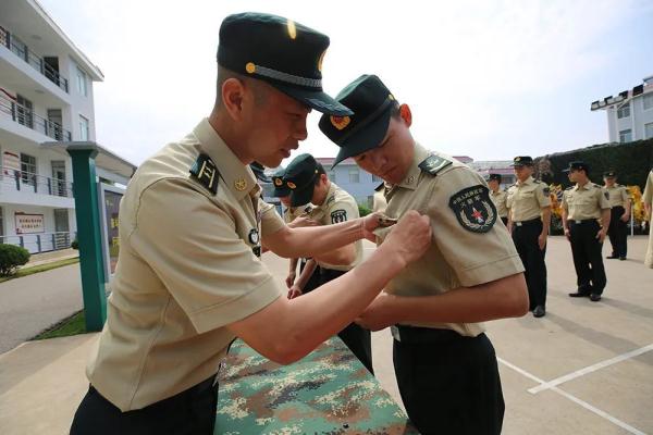 授予勋表略章仪式，开始！