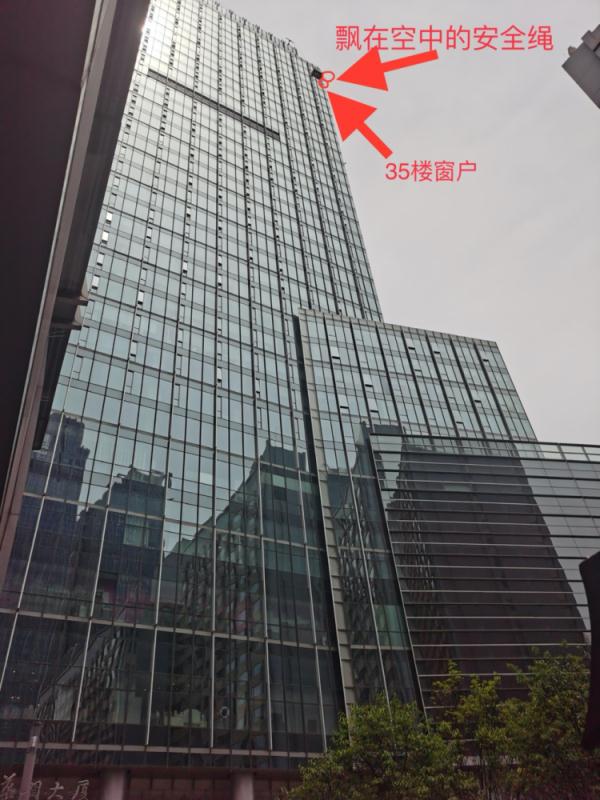 男子悬挂在35楼窗外，安全绳紧紧勒住脖子！青岛这9人出手了……