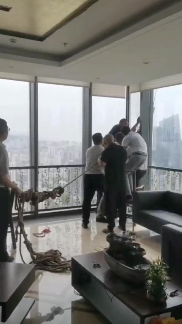 男子悬挂在35楼窗外，安全绳紧紧勒住脖子！青岛这9人出手了……