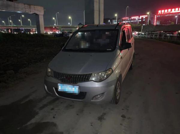 路遇查酒驾，他佯装“路人”现场狂喝酸奶！交警：这招不好使！