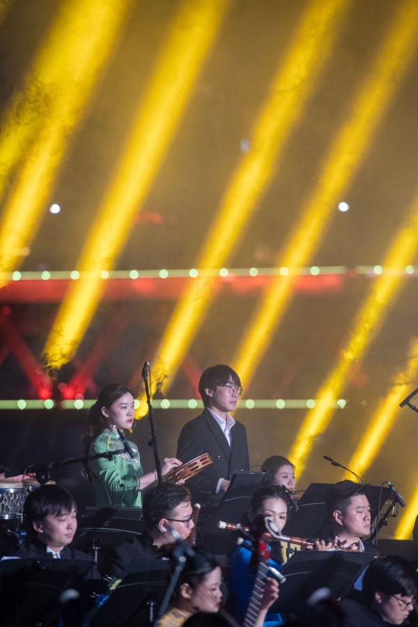 江畔露天音乐会奏响山城 江畔露天音乐会奏响山城