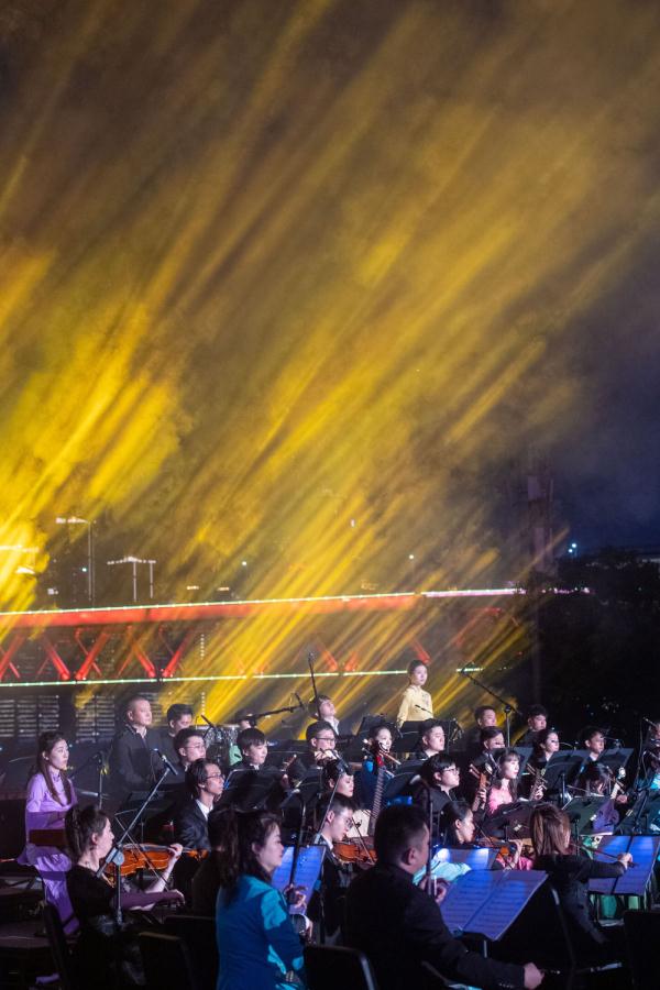 江畔露天音乐会奏响山城 江畔露天音乐会奏响山城