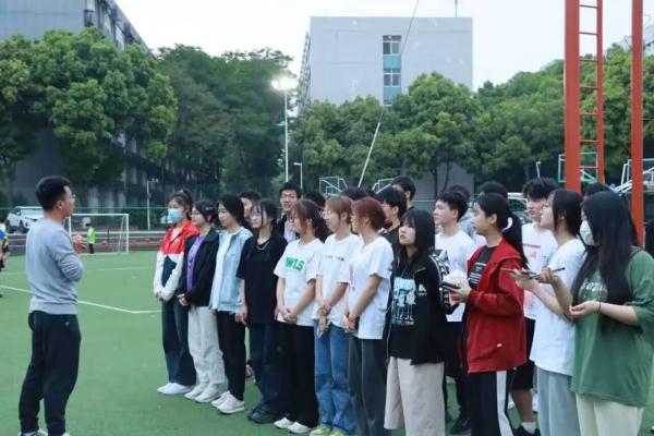 荒野求生？这届“特种兵”大学生开始了野外生存！