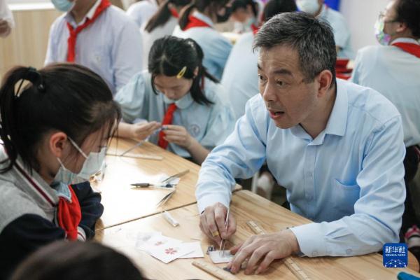 “龙凤旗袍”技艺：指尖艺术的传承