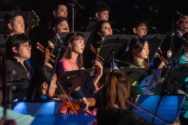 江畔露天音乐会奏响山城 江畔露天音乐会奏响山城