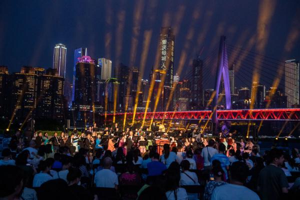 江畔露天音乐会奏响山城 江畔露天音乐会奏响山城