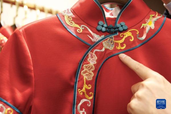 “龙凤旗袍”技艺：指尖艺术的传承