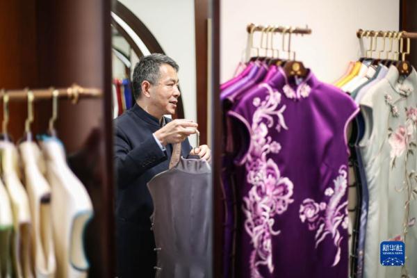 “龙凤旗袍”技艺：指尖艺术的传承