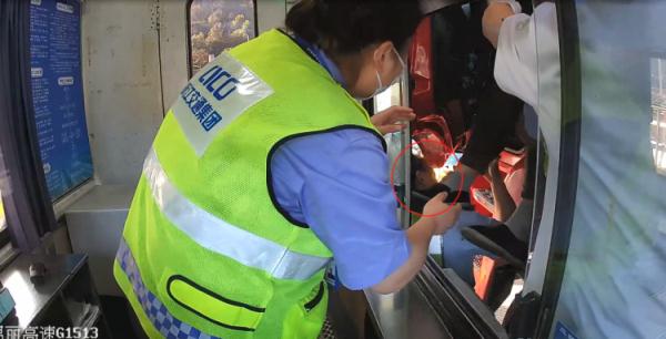 收费员多问一句，救下一条命！