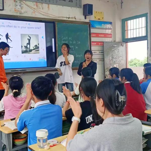 老师:“我只是脚扭了”,学生:我们不这么认为 老师:“我只是脚扭了”,学生:我们不这么认为