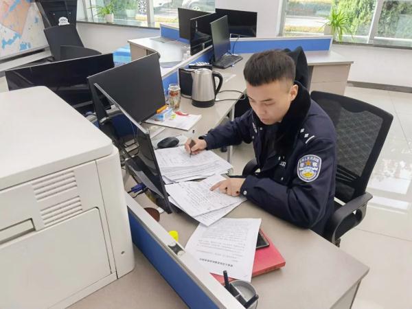 宁夏一民警和媳妇逛街，顺手抓回个逃犯！