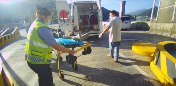 收费员多问一句，救下一条命！