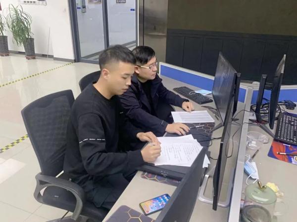 宁夏一民警和媳妇逛街，顺手抓回个逃犯！