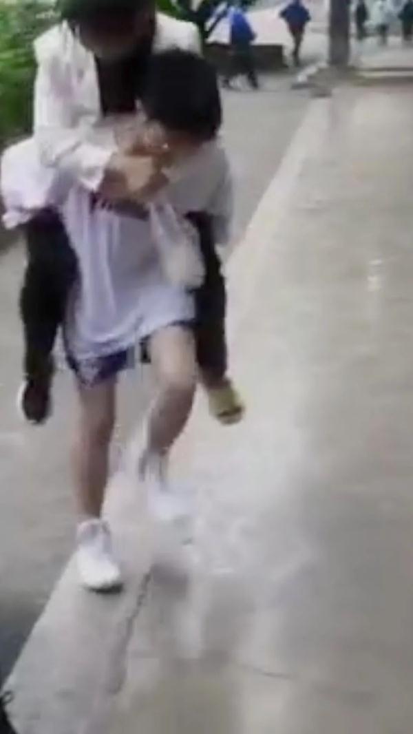 老师:“我只是脚扭了”,学生:我们不这么认为 老师:“我只是脚扭了”,学生:我们不这么认为